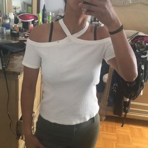White off shoulders t shirt